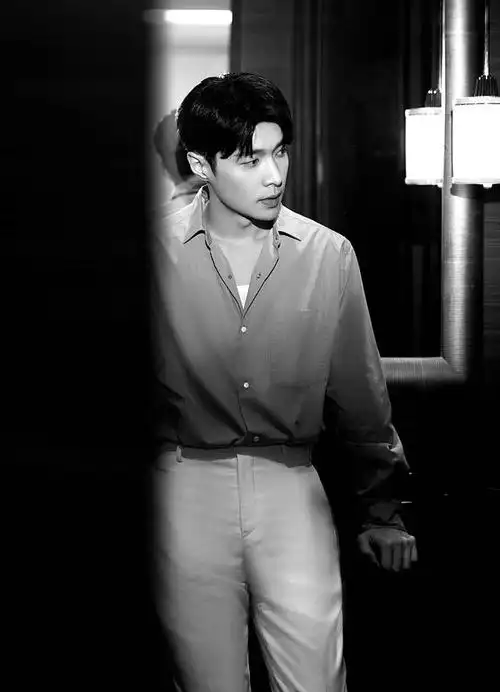 张艺兴着天蓝纯白似清爽王子 留黑色短发俊朗又贵气