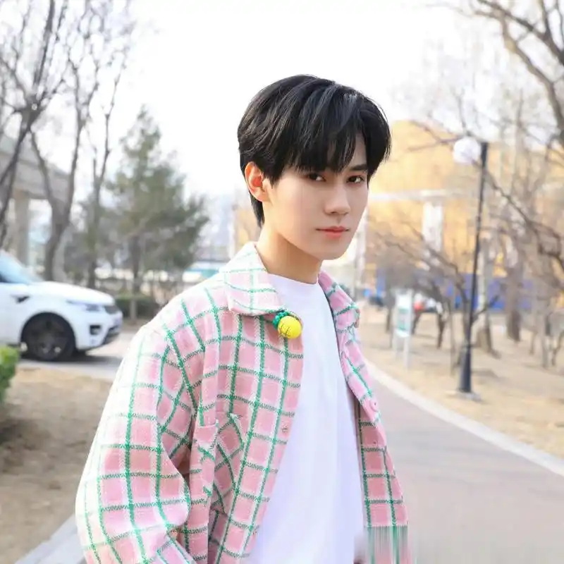 张真源粉色格子衬衫随拍# 胸针好可爱
