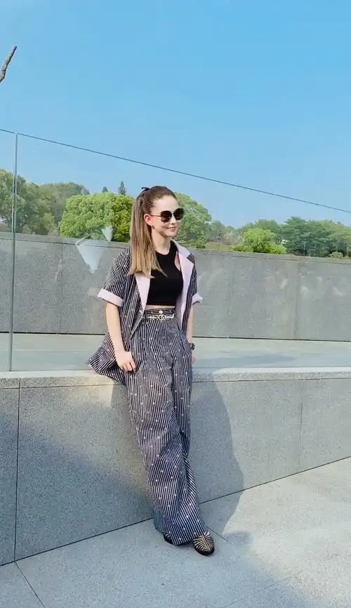 怀孕前后,昆凌有何变化?首度晒出自拍照,脸部略显浮肿