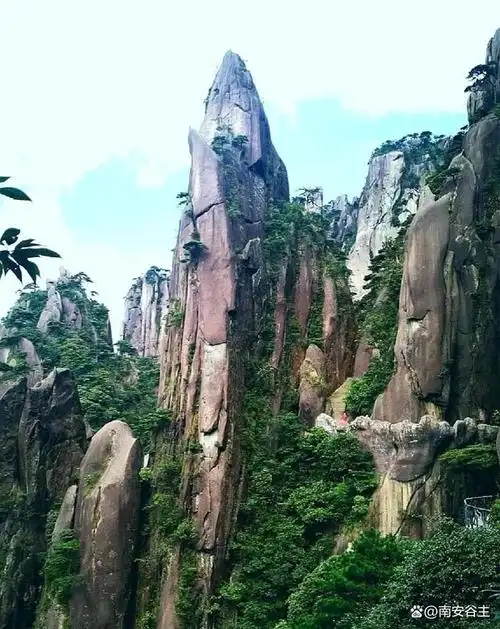 这是位于江西省上饶市玉山县的三清山,是道教名山,又名少华山.