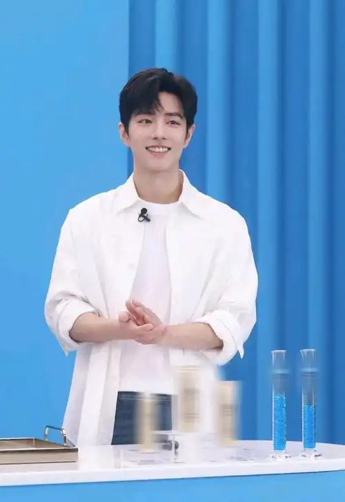 阳光肖战白衬衫直播造型,笑容治愈出镜,清新少年气质迷人!