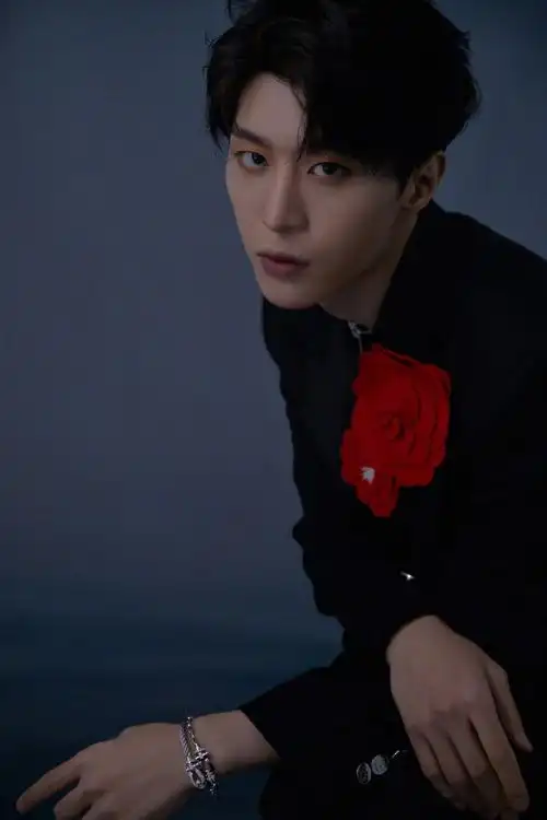 范丞丞山茶花西装写真图片