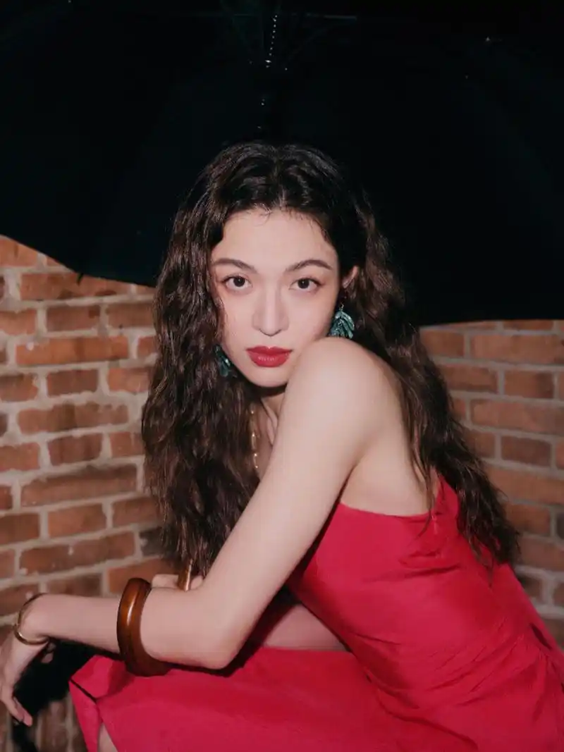 钟楚曦的红唇与吊带红裙搭配,简直美翻了90!