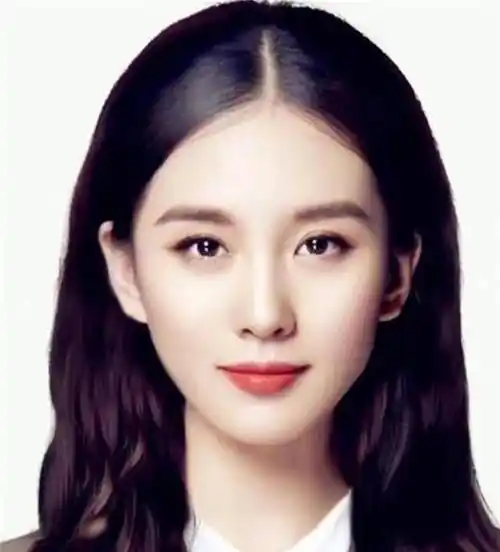 baby的三庭五眼是无懈可击的,在证件照中,baby身穿一件藏蓝色的军装