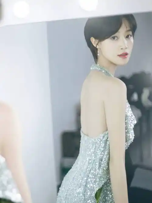 蓝盈莹湖边美人鱼写真,蓝色亮片套装躺在石头上,像在岸边嬉戏_设计_身