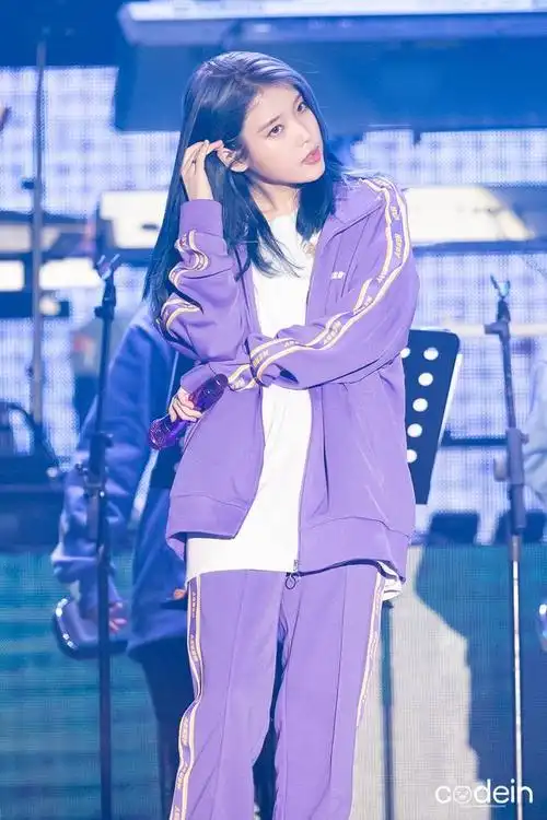 原创iu李知恩二次元美少女在人间蓝发配紫衣美得清纯可人