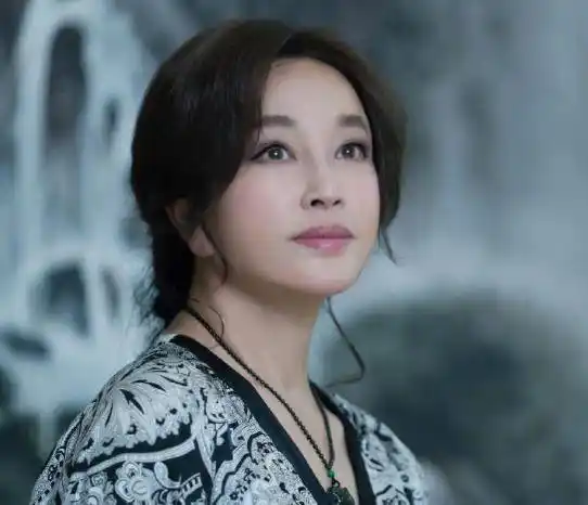 65岁刘晓庆近照太雷人!