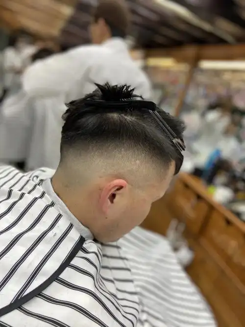 两侧是一个渐变的推法,可以直接跟发型师说,按油头的两边剪?