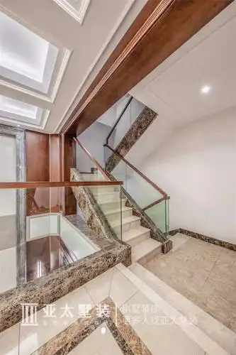 楼梯 楼层之间以大理石楼梯连接 木质扶手温润