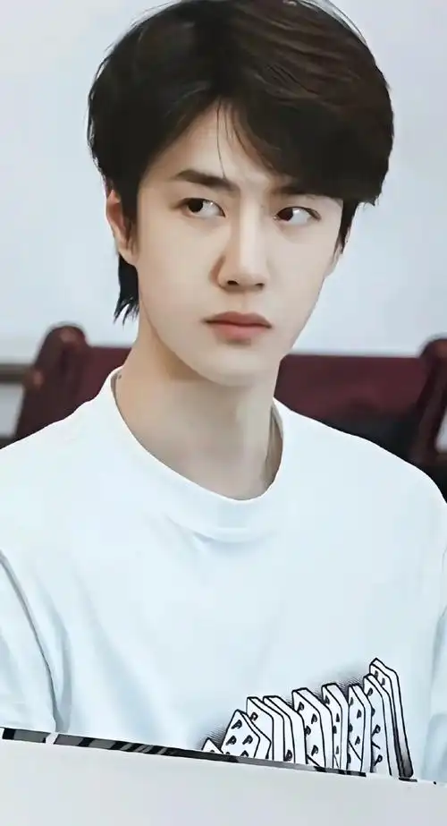 王一博 #治愈系笑容 #一眼沦陷 #这谁顶得住啊 #氛围感 - 抖音