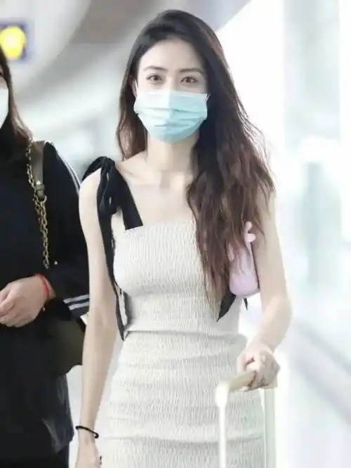 徐璐分手后愈发不羁,穿修身连衣裙机场亮相,身材火辣不输胡冰卿_时尚