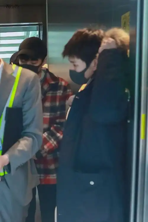 组图:王俊凯王源再现双人机场 包裹严实戴同款口罩一前一后走