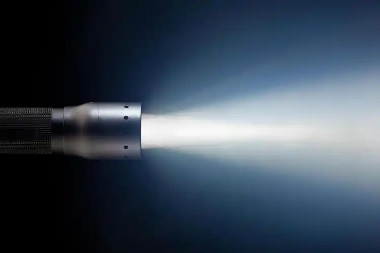 黑色背景下手电筒照射的光