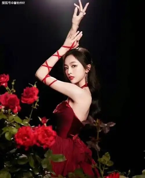 吴宣仪红裙碎钻妆写真,让人沉醉于她那清透妩媚的美!_魅力_梦想_光芒