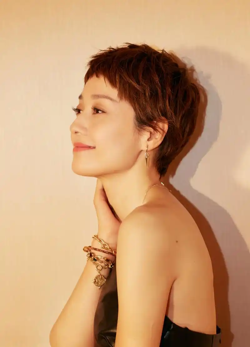 昨日,马伊琍亮相first青年电影展,一袭鱼尾抹胸长裙展优雅直角肩.