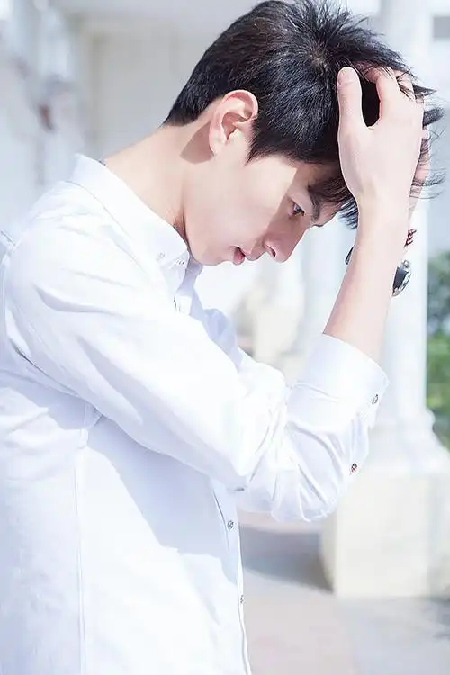 阳光下他穿着白衬衫