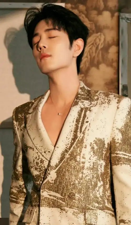 谁让我皇越来越魅惑呢~#微博之夜##肖战