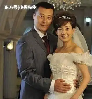 牛莉的为人也是挺低调的,24岁嫁圈外富豪老公,其老公的名字不祥,但是