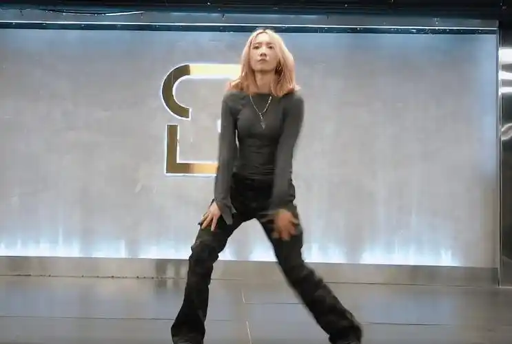 孟美岐模样大变家中穿紧身衣跳热舞开演唱会门票无人买