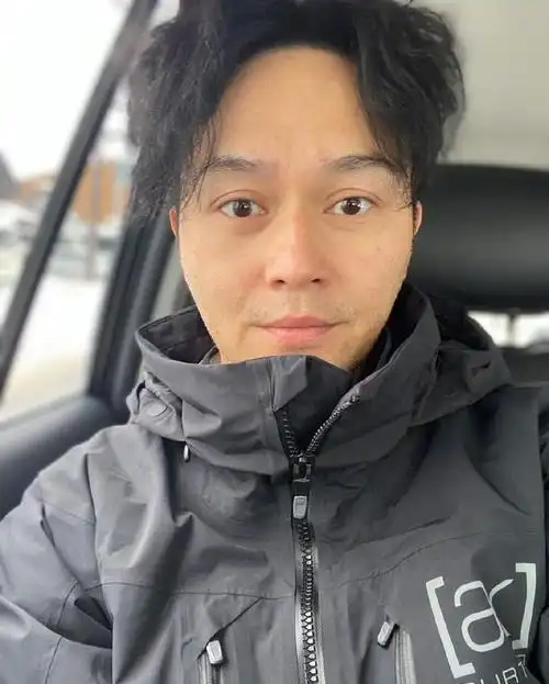 张智霖袁咏仪北海道滑雪照无美颜无滤镜真实在欧式双眼皮抢镜