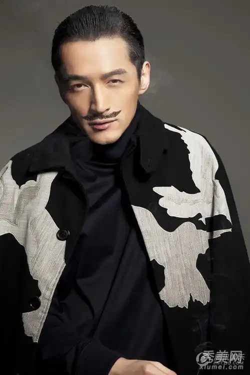 胡歌小胡子写真亦正亦邪 雅痞范儿十足