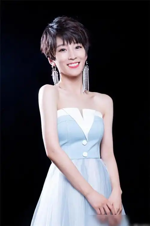 吴京挽着徐峥上台领奖谢楠晒照宣示主权