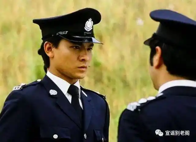 《猎鹰》男主刘德华警察look英气逼人.