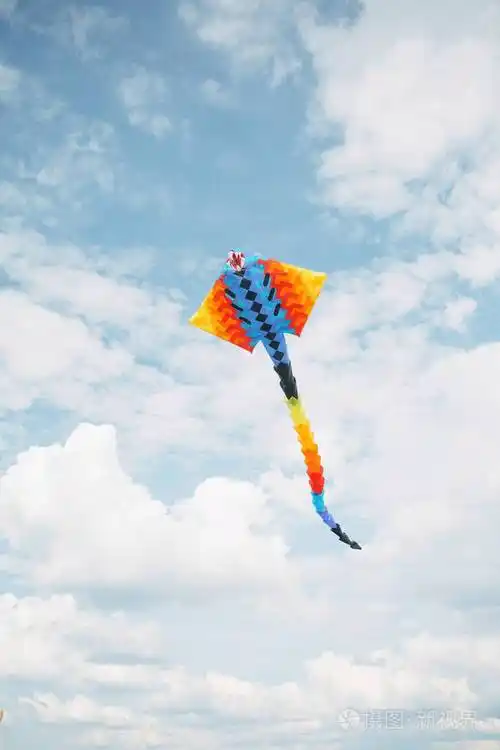 各种各样的风筝在蓝天上飞翔