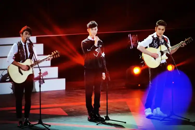 南京奥体中心 2013快乐男声巡回演唱会南京站 新年场 新疆三人组