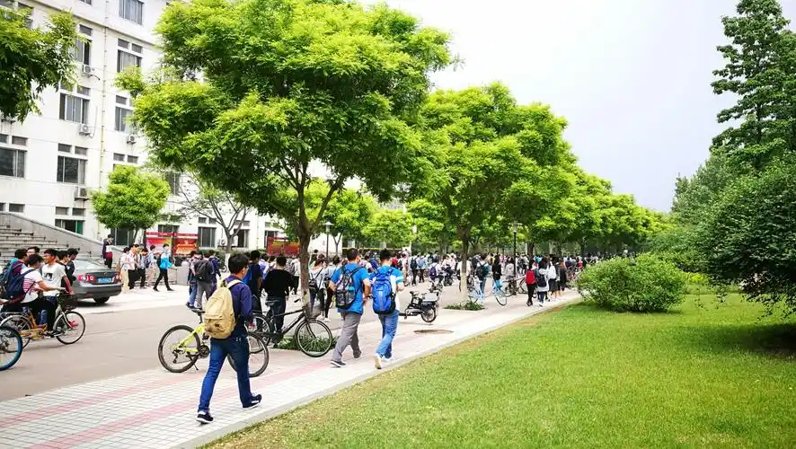 临近中午刚刚下课的学生们