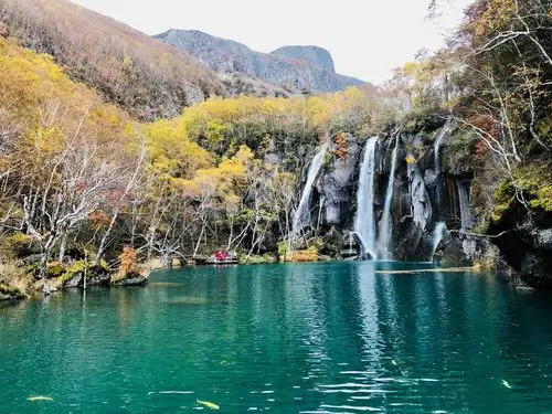 绿渊潭,也称小九寨.