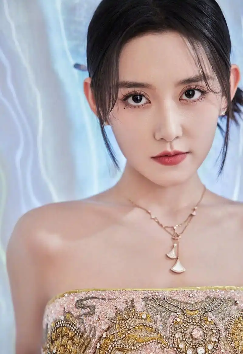 蒋依依齐胸粉色连衣裙性感写真