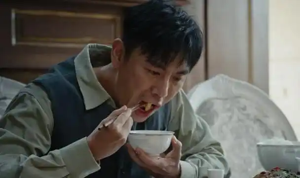 有种倔强叫"我没假吃"!明明咬都没咬,肉却缺一块,当观众瞎吗