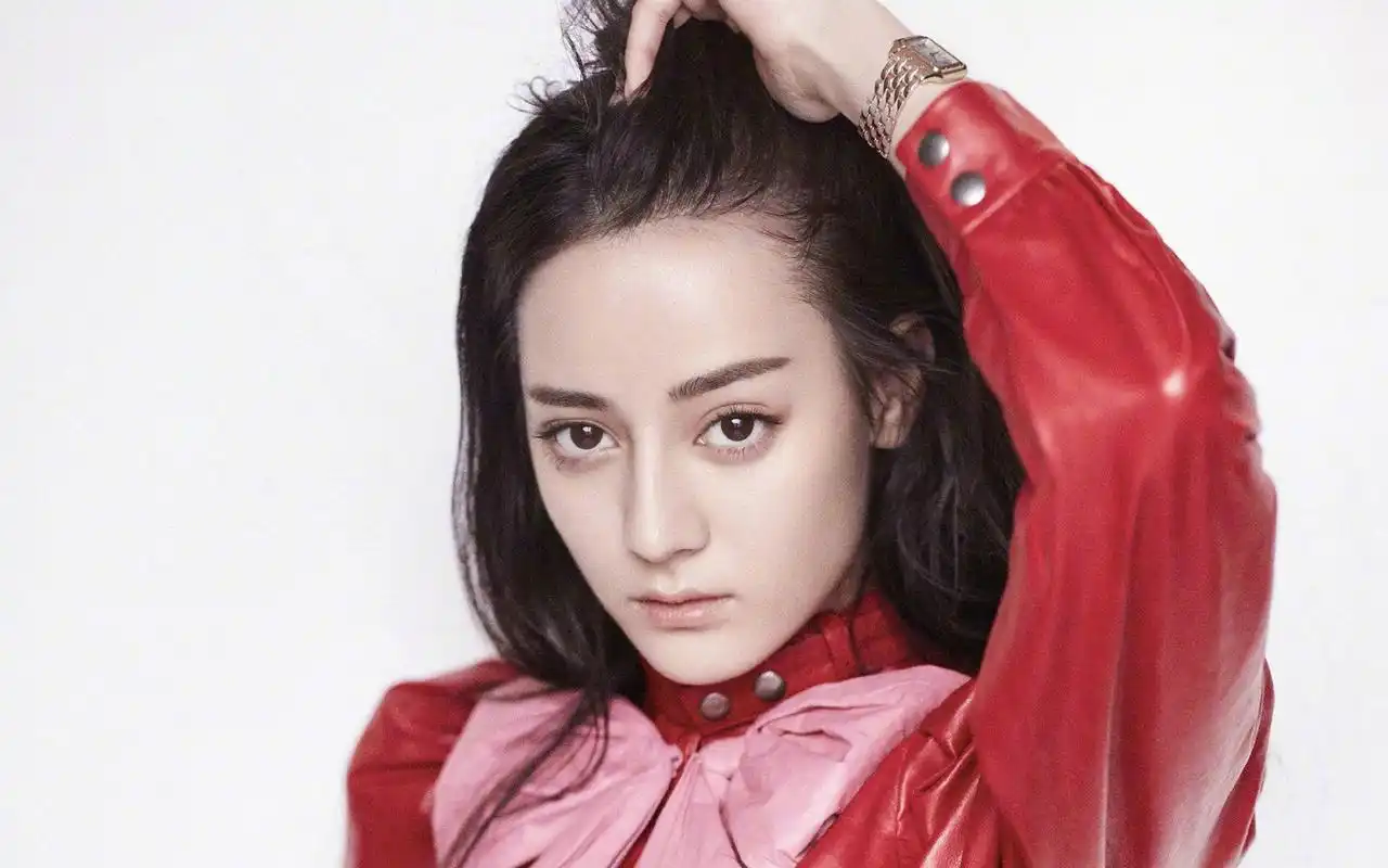 迪丽热巴养眼时尚背景_美女演员胖迪