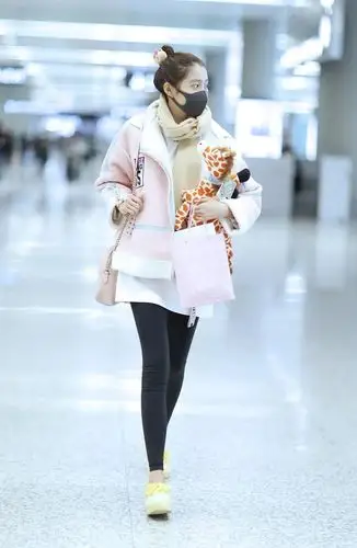 关晓彤全副武装现机场帽子眼镜口罩裸露着脚踝看着都不安全