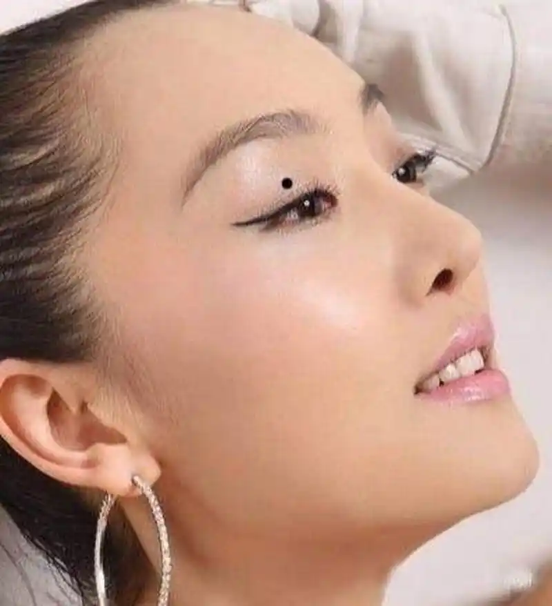 眼睛痣相 布满女性的魅力,无意识中吸引男性一个人的眼睛反映出人的