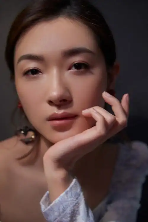 万茜哪像3岁孩子妈,穿复古低领裙配高跟鞋,同框大张伟好少女