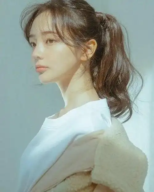 男生最爱的女生发型,黑长直只能排第二?_马尾