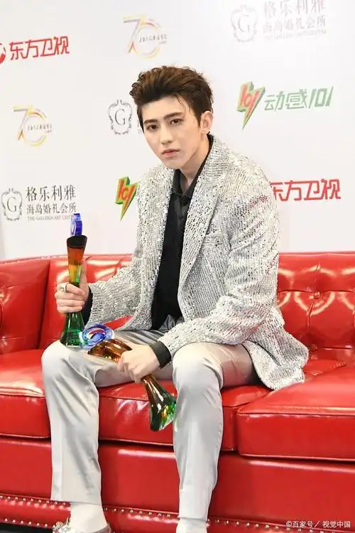 蔡徐坤接替lisa,成为三公子的新宠?网友:都是资本的工具!