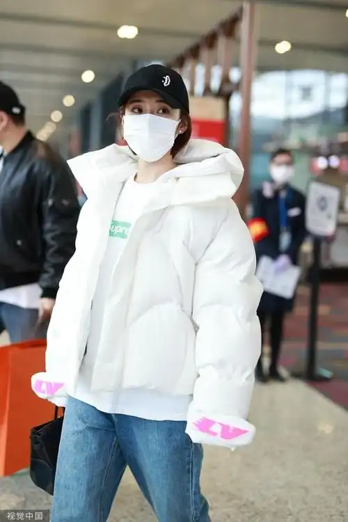 演员张佳宁现身上海虹桥机场 新剧《一闪一闪亮晶晶》热播中