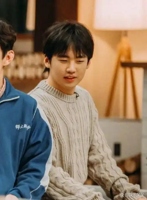 郭麒麟在照片中呈现出一个圆滚滚的身材,非常引人注目.