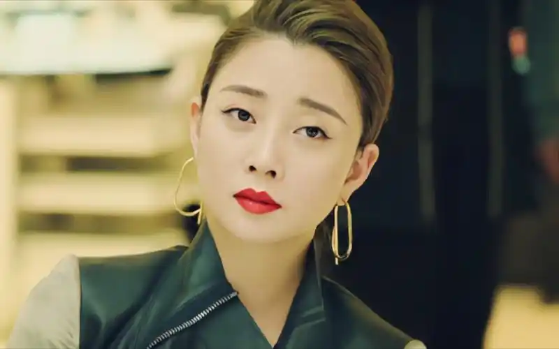 又欲又飒,殷桃新剧的17套时尚造型合集