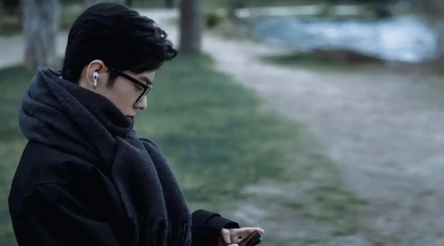 超喜欢肖战的这套生活照,身上的氛围感,像本书,像部大片,有深度有故事