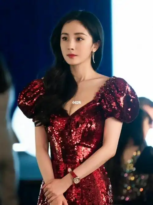 杨幂在爱的二八定律里戴的是萧邦!