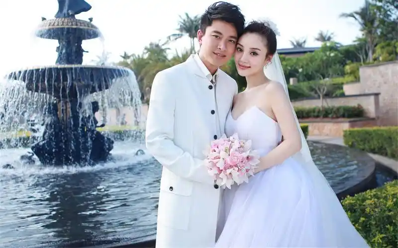 " 李小璐和贾乃亮的故事就是这句歌词最好的印证.