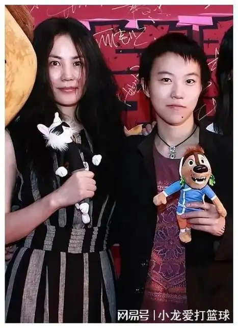 网曝窦靖童感情扑朔迷离:早期与演员周迅,现在与导演李孟桥暧昧