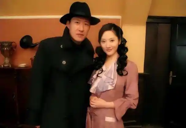 女明星方柏霓在社交媒体上晒出自己受伤的脚踝照片,揭露了丈夫于震