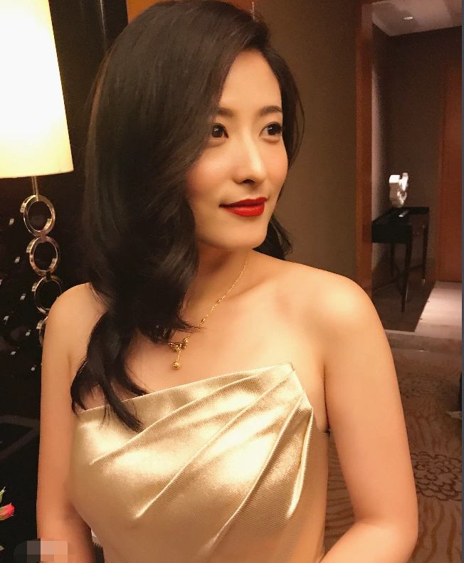 知性优雅,干练不失妩媚的徐百卉塑造很多角色,太百变!