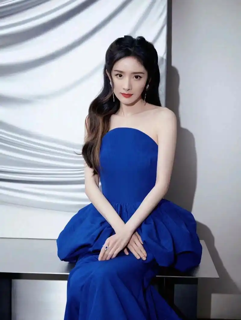 杨幂 蓝色礼服又惊艳到了我[鲜花]  蓝色衬的杨幂肌肤如雪.