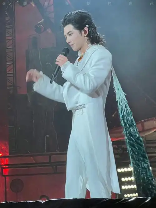 白天都能看到华晨宇的腿毛这距离真的不敢想